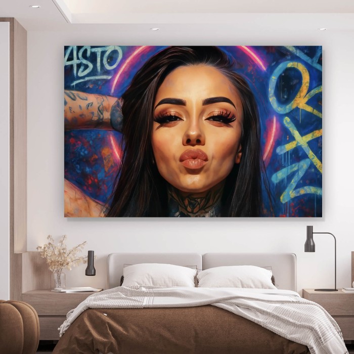 Katjahlix mit Tattoos und Neon posiert selbstbewusst Querformat